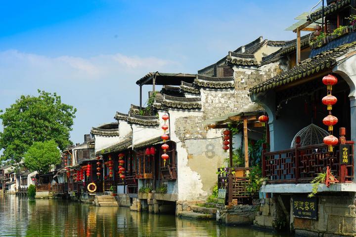 98岁老人每天带亡妻照片外出散步，这一走就是30年！